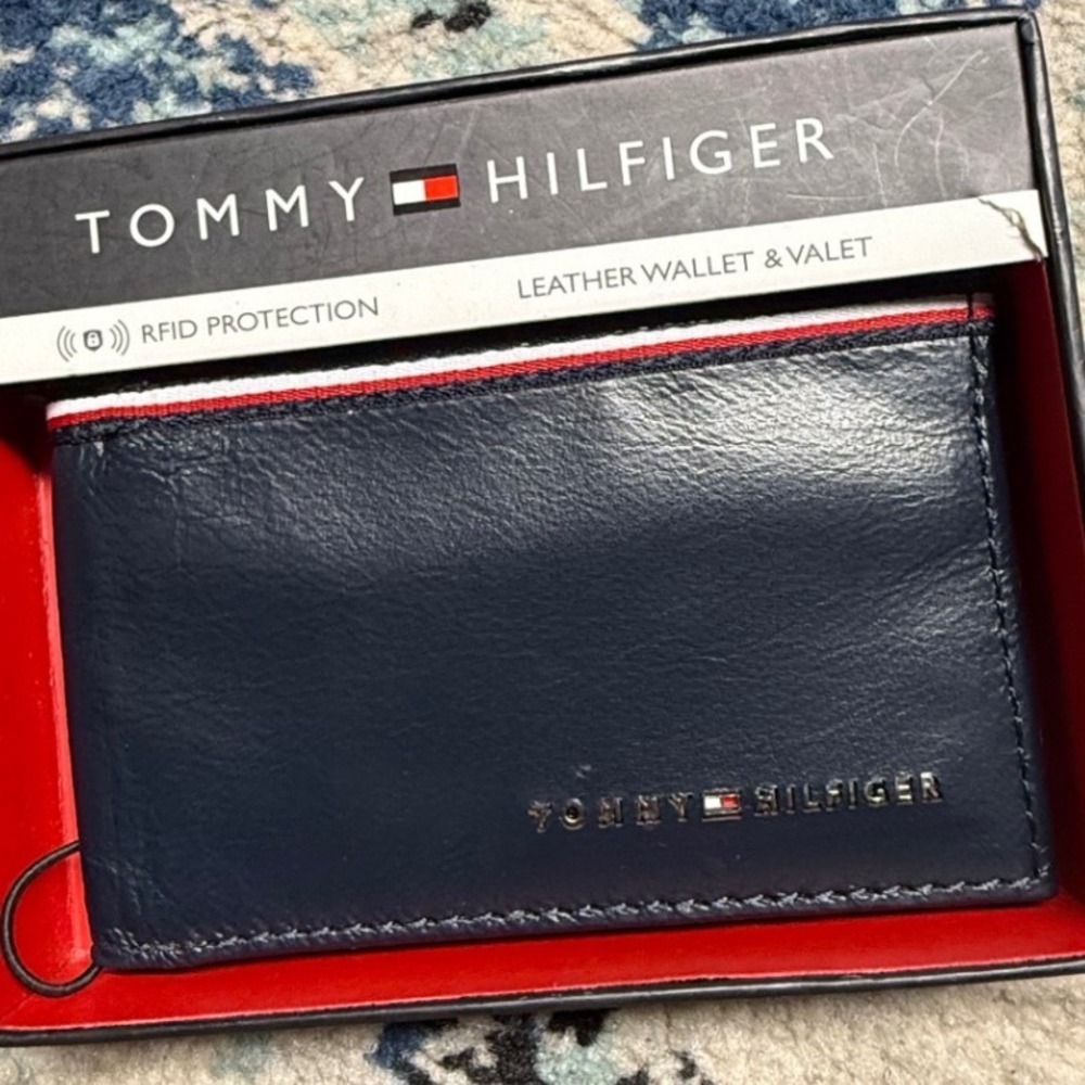 Tommy Hilfiger Men's Leather RFID Wallet & Valet Gift Set (Navy/Red‎ trim)